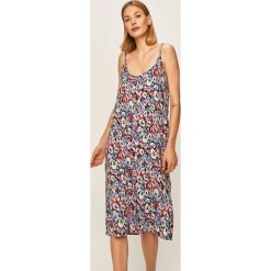 Answear - Sukienka Answear Lab. Fioletowe sukienki damskie ANSWEAR, na co dzień, s, w kwiaty, z wiskozy, casualowe, z okrągłym kołnierzem, bez rękawów, midi, proste. W wyprzedaży za 69,90 zł.