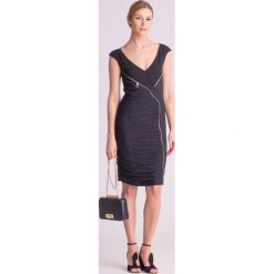 Czarna sukienka Versace Collection z ozdobnym zamkiem. Czarne sukienki damskie Versace Collection, na imprezę, z haftami, z włoskim kołnierzykiem, bez rękawów, mini. Za 994,50 zł.