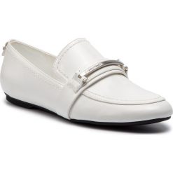 Półbuty CALVIN KLEIN - Oracy E8885 White. Białe półbuty damskie Calvin Klein, na co dzień, z aplikacjami, ze skóry, bez obcasa, na obcasie, bez zapięcia. Za 519,00 zł.