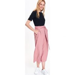T-SHIRT KRÓTKI RĘKAW DAMSKI, DOPASOWANY, GŁADKI, BASIC. Szare t-shirty damskie Top Secret. Za 39,99 zł.