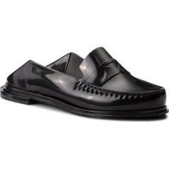 Klapki MELISSA - Bend Ad 32344 Black/Negro 01003. Czarne klapki damskie marki Melissa, bez wzorów, z tworzywa sztucznego, bez obcasa. W wyprzedaży za 239,00 zł.