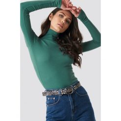 NA-KD Basic Ribbed Polo Long Sleeve Top - Green. Zielone topy damskie marki NA-KD Basic, bez wzorów, z golfem. Za 100,95 zł.
