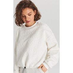 Bluza ze ściągaczem - Biały. Białe bluzy damskie Cropp, s, bez wzorów, bez rękawów, bez kaptura. Za 79,99 zł.