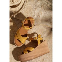 Żółte Sandały Esthetics. Żółte koturny damskie Inny, w paski, bez obcasa, na koturnie, z paskami. Za 89,99 zł.