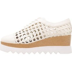Sol Sana FREMONT WEDGE Oksfordki ivory. Białe półbuty damskie Sol Sana, bez wzorów, ze skóry, bez obcasa, na sznurówki. Za 799,00 zł.