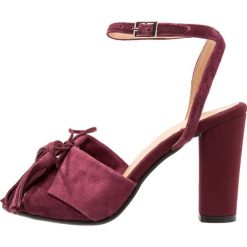 Lavish Alice FOLD DETAIL BLOCK Sandały na obcasie bordeaux. Czerwone sandały damskie marki Lavish Alice, bez wzorów, z weluru, bez obcasa, na obcasie, bez zapięcia. W wyprzedaży za 407,20 zł.