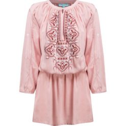 Sukienka MELISSA ODABASH NADJA. Różowe sukienki damskie Melissa Odabash, z haftami, z wiskozy, etno, z okrągłym kołnierzem, bez rękawów. W wyprzedaży za 938,00 zł.