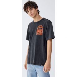 Koszulka Marc Márquez z logo. Czarne koszulki męskie Pull&Bear, m, bez wzorów, bez kołnierzyka, z krótkim rękawem, krótkie. Za 59,90 zł.