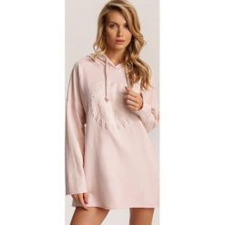 Jasnoróżowa Bluza Catelin. Różowe bluzy damskie Renee, uniwersalny, bez wzorów, bez rękawów, z kapturem. Za 149,99 zł.
