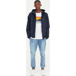 Kurtka w żeglarskim stylu z kapturem. Zielone kurtki męskie Pull&Bear, m, z kapturem. Za 69,90 zł.