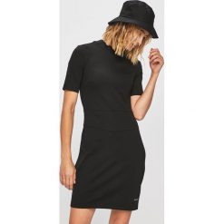 Calvin Klein Jeans - Sukienka. Czarne sukienki damskie Calvin Klein Jeans, na co dzień, s, bez wzorów, z elastanu, casualowe, z okrągłym kołnierzem, z krótkim rękawem, krótkie, mini, proste. W wyprzedaży za 339,90 zł.