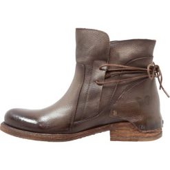Felmini VERDY Botki brown. Pomarańczowe botki damskie marki Felmini, ze skóry, klasyczne, bez obcasa, bez zapięcia. Za 669,00 zł.