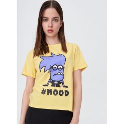 Koszulka z fioletowym Minionkiem - Żółty. Żółte koszulki damskie Sinsay, s, bez wzorów, bez kołnierzyka, bez rękawów. Za 29,99 zł.