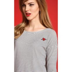 T-SHIRT DŁUGI RĘKAW DAMSKI. Białe t-shirty damskie Top Secret, w paski, z bawełny, bez kołnierzyka. W wyprzedaży za 29,99 zł.