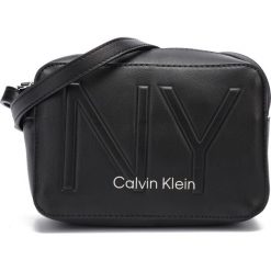 Calvin Klein Must Cross body bag Czarny. Czarne torebki klasyczne damskie Calvin Klein, w paski, z materiału, bez dodatków. Za 352,95 zł.