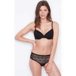 Etam - Figi Stardust. Czarne majtki damskie marki Etam, bez wzorów, z elastanu. W wyprzedaży za 49,90 zł.
