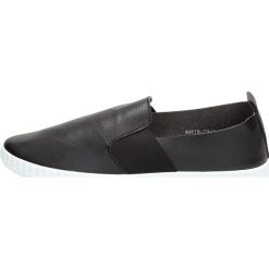 Czarne tenisówki, buty damskie McKeylor 7911. Czarne trampki i tenisówki damskie McKeylor, bez wzorów, bez zapięcia. W wyprzedaży za 40,00 zł.