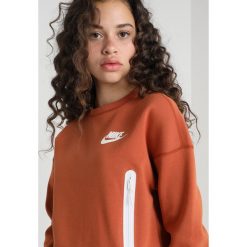 Nike Sportswear CREW Bluza dark russet/white. Pomarańczowe bluzy damskie Nike Sportswear, s, bez wzorów, z bawełny, bez rękawów, bez kaptura. Za 359,00 zł.