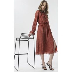 Czerwona Sukienka Sheifa. Czerwone sukienki damskie Born2be, s, bez wzorów, bez kołnierzyka, bez rękawów, midi. W wyprzedaży za 114,99 zł.