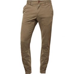 CLOSED CLIFTON SLIM Chinosy olive. Zielone chinosy męskie marki CLOSED, z bawełny. Za 499,00 zł.