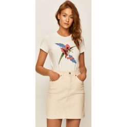 Levi's - T-shirt. Białe bluzki damskie Levi's®, s, z nadrukiem, z bawełny, casualowe, z okrągłym kołnierzem, z krótkim rękawem. W wyprzedaży za 99,90 zł.