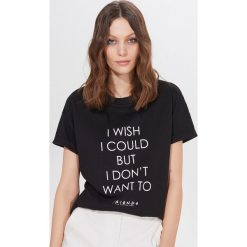 Koszulka Friends - Czarny. Czarne koszulki damskie Mohito, s, bez wzorów, bez kołnierzyka, bez rękawów. Za 59,99 zł.