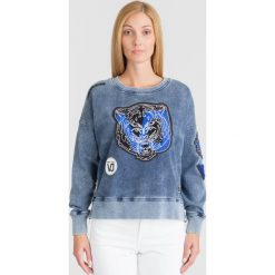 BLUZA JEANSOWA VERSACE JEANS. Niebieskie bluzy damskie z aplikacjami, z jeansu. Za 1029,50 zł.