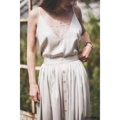 Silk Top/ Jedwabny top z koronką. Szare topy damskie Pakamera, w koronkowe wzory, z jedwabiu. Za 290,00 zł.