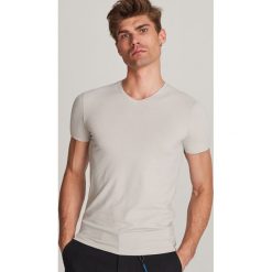 T-shirt z dekoltem w serek - Jasny szary. Szare t-shirty męskie Reserved, s, bez wzorów, z dekoltem w serek. Za 39,99 zł.