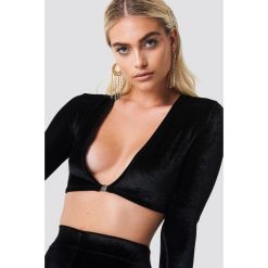 Galore x NA-KD Aksamitny top - Black. Czarne topy damskie marki Galore x NA-KD, bez wzorów, bez kołnierzyka. W wyprzedaży za 40,38 zł.