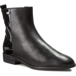 Buty zimowe damskie: Botki SOLO FEMME - 37806-01-D67/B48-02-00 Czarny