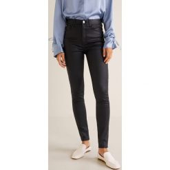 Mango - Jeansy Soho. Czarne rurki damskie marki Mango, z elastanu, z podwyższonym stanem. W wyprzedaży za 97,93 zł.