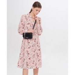 Sukienka midi z wiskozy - Różowy. Różowe sukienki damskie Mohito, z wiskozy, midi. Za 179,99 zł.