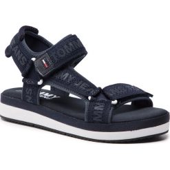 Sandały TOMMY JEANS - Mesh Webbing Sporty Sandal EN0EN00568 Midnight 403. Niebieskie klapki damskie Tommy Jeans, bez wzorów, z jeansu, bez obcasa. W wyprzedaży za 319,00 zł.