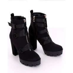 Botki na platformie czarne B9026 Black. Czarne botki damskie ButyModne, z tkaniny, bez obcasa, na obcasie, bez zapięcia. W wyprzedaży za 209,00 zł.
