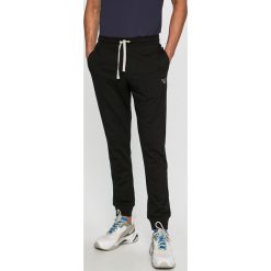 Emporio Armani - Spodnie. Niebieskie spodnie męskie Emporio Armani, na co dzień, m, bez wzorów, z elastanu, casualowe. W wyprzedaży za 299,90 zł.