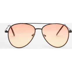Okulary przeciwsłoneczne typu aviator z pomarańczowymi szkłami. Pomarańczowe okulary przeciwsłoneczne damskie Pull&Bear. Za 49,90 zł.