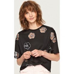 T-shirt w kwiaty - Czarny. Czarne t-shirty damskie marki Reserved, l, w kwiaty. Za 39,99 zł.