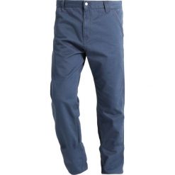 Chinosy męskie: Carhartt WIP RUCK SINGLE KNEE MILLINGTON Spodnie materiałowe stone blue stone washed