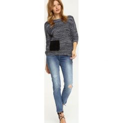 SWETER DŁUGI RĘKAW DAMSKI LUŹNY. Szare swetry klasyczne damskie marki Top Secret, na jesień. Za 59,99 zł.