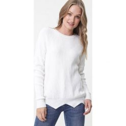 Biały Sweter Hurlfield. Białe swetry damskie Born2be, s, bez wzorów, z dzianiny, z długim rękawem, długie, bez kaptura. Za 69,99 zł.