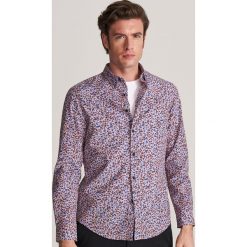 Wzorzysta koszula regular fit - Brązowy. Pomarańczowe koszule męskie Reserved, s, bez wzorów, bez kołnierzyka, bez rękawów. W wyprzedaży za 74,99 zł.