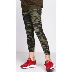 Zielone-Moro Legginsy Lately. Zielone legginsy we wzory Born2be, l. Za 19,99 zł.