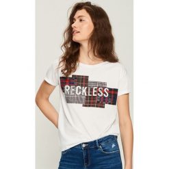T-shirt z aplikacją - Biały. Białe t-shirty damskie Sinsay, l, z aplikacjami. W wyprzedaży za 14,99 zł.