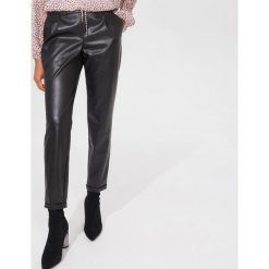Spodnie jogger fit - Czarny. Czarne rurki damskie Mohito, bez wzorów. Za 119,99 zł.