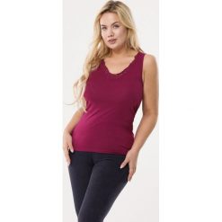 Fioletowa Koszulka Hardiness. Fioletowe bluzki damskie marki Born2be, xl, w koronkowe wzory, z dzianiny, bez rękawów. Za 19,99 zł.