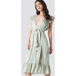 Linn Ahlborg x NA-KD Sukienka z głębokim dekoltem V - Green. Zielone sukienki mini Linn Ahlborg x NA-KD, dekolt w kształcie v, z krótkim rękawem. Za 161,95 zł.