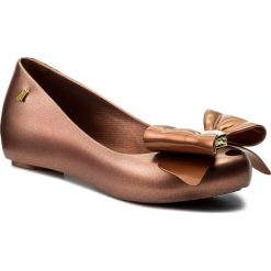 Baleriny MELISSA - Ultragirl Sweet XIV Ad 32252 Copper 06559. Pomarańczowe baleriny damskie Melissa, bez wzorów, z tworzywa sztucznego, klasyczne, bez obcasa. W wyprzedaży za 189,00 zł.