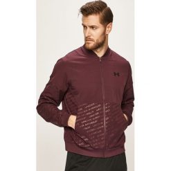 Under Armour - Kurtka bomber. Fioletowe płaszcze męskie Under Armour, m, bez wzorów, z elastanu, krótkie, bez kaptura. W wyprzedaży za 299,90 zł.
