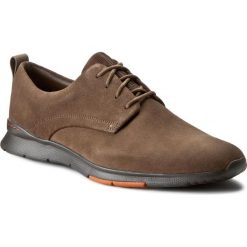 Półbuty CLARKS - Tynamo Walk 261201687 Mushroom Suede. Pomarańczowe półbuty męskie marki Clarks, na co dzień, bez wzorów, ze skóry, na sznurówki. W wyprzedaży za 239,00 zł.